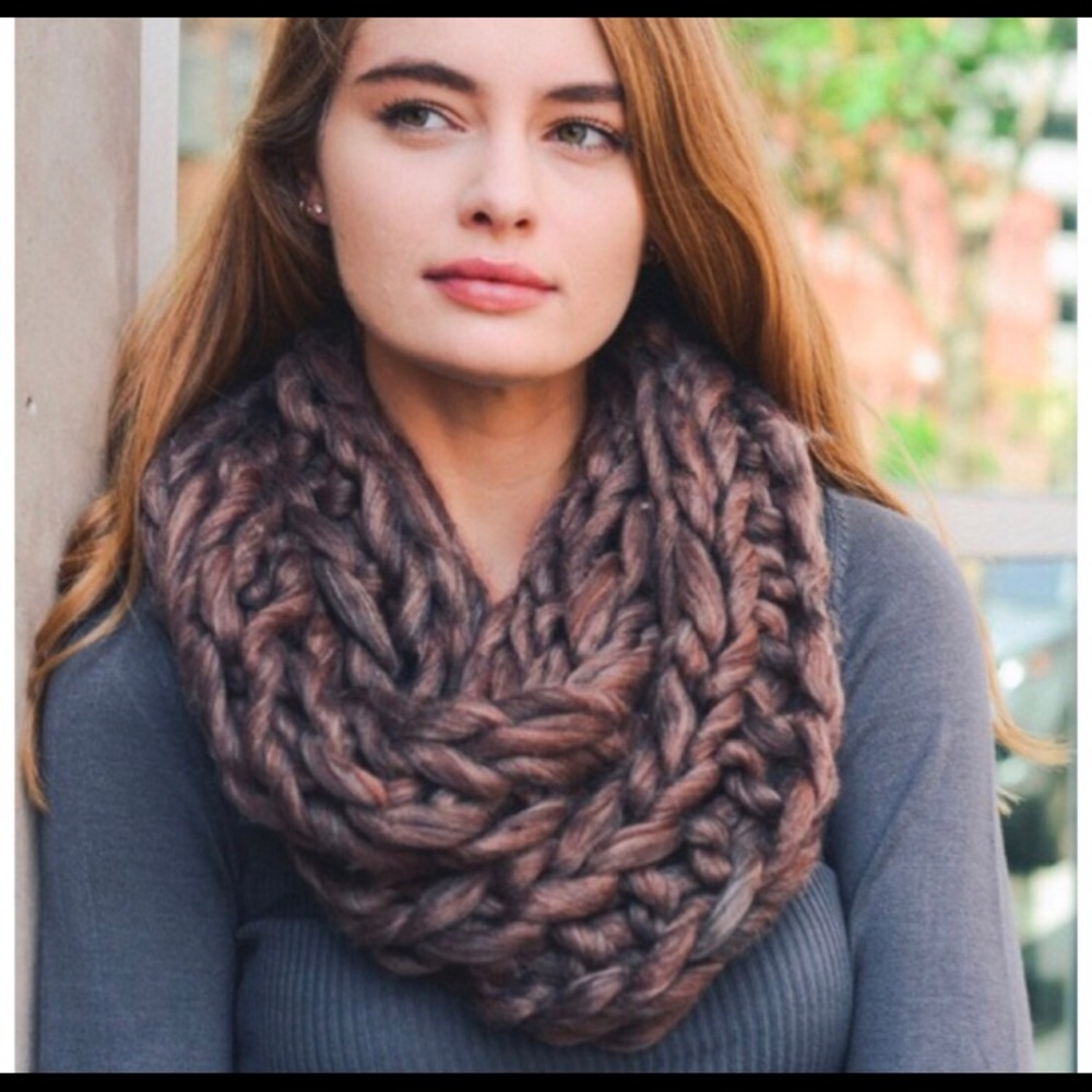 SOFT CHUNKY INFINITY SCARF